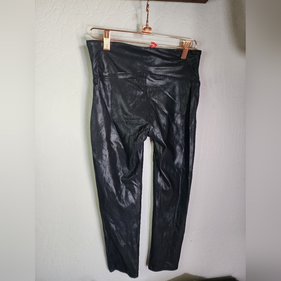 Spanx Black Faux Leather Coated Cropped Leggings Size Medium - Picture 3 of 8